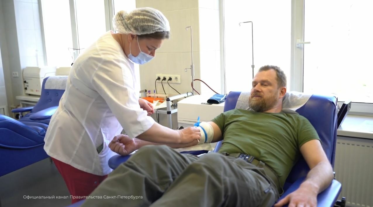 Участник «Времени героев Санкт-Петербурга» Алексей Ванеев принял участие в сдаче крови в День донора