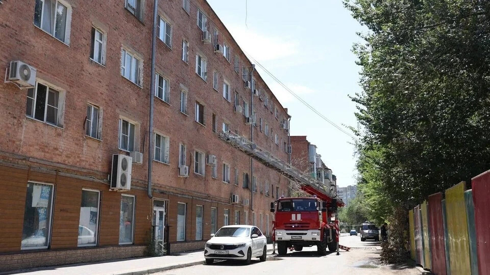 Астраханцев предупредили об опасности заброшенных зданий
