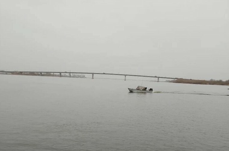 В Астрахани перевернулась лодка с тремя мужчинами на Волге
