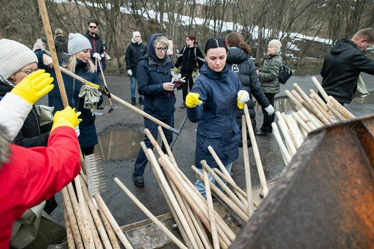 Мурманчане очистили общественные пространства и территорию у Варничного ручья