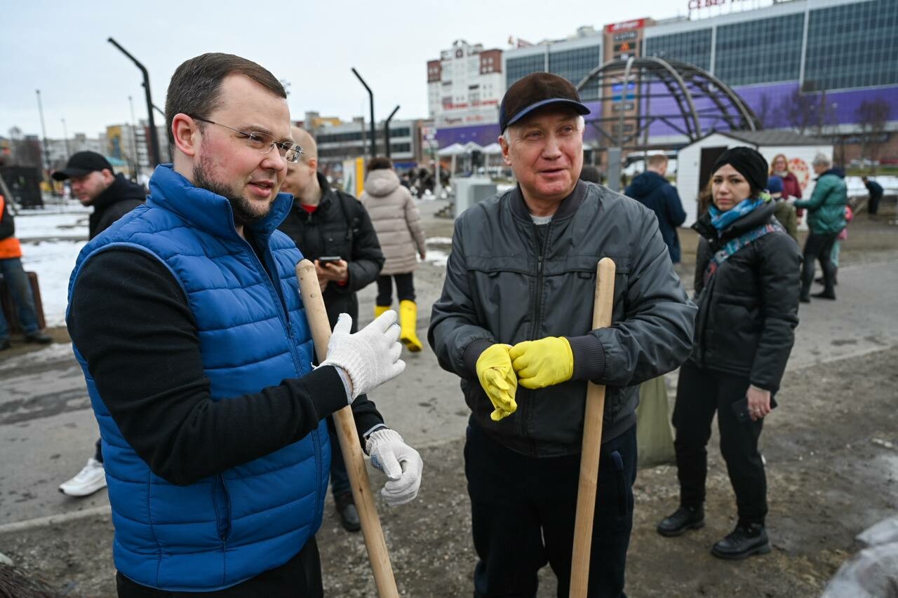 Лебедев вышел на субботник в Мурманске вместе с горожанами