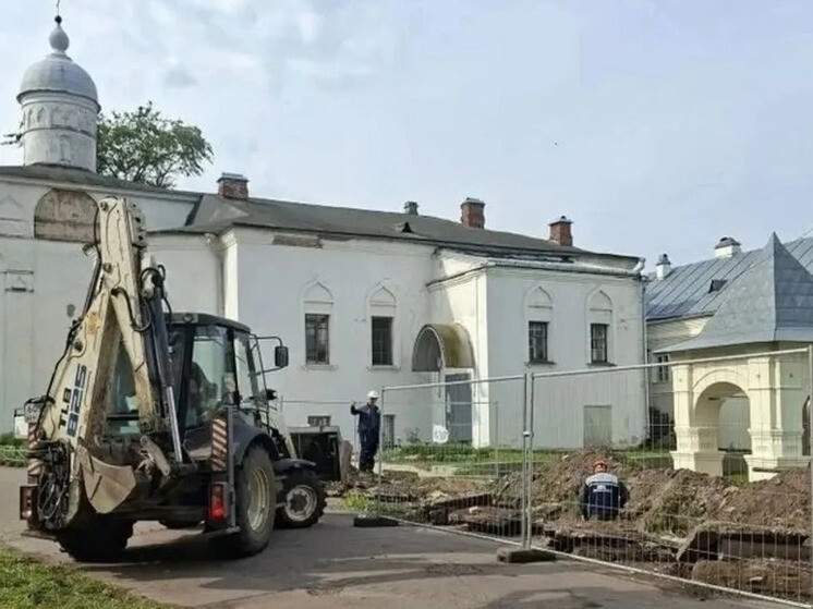В исторической части Великого Новгорода ремонтируют теплопровод
