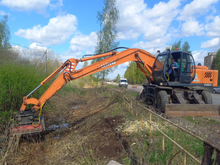 В Великом Новгороде расчищают Сырковское шоссе от поросли