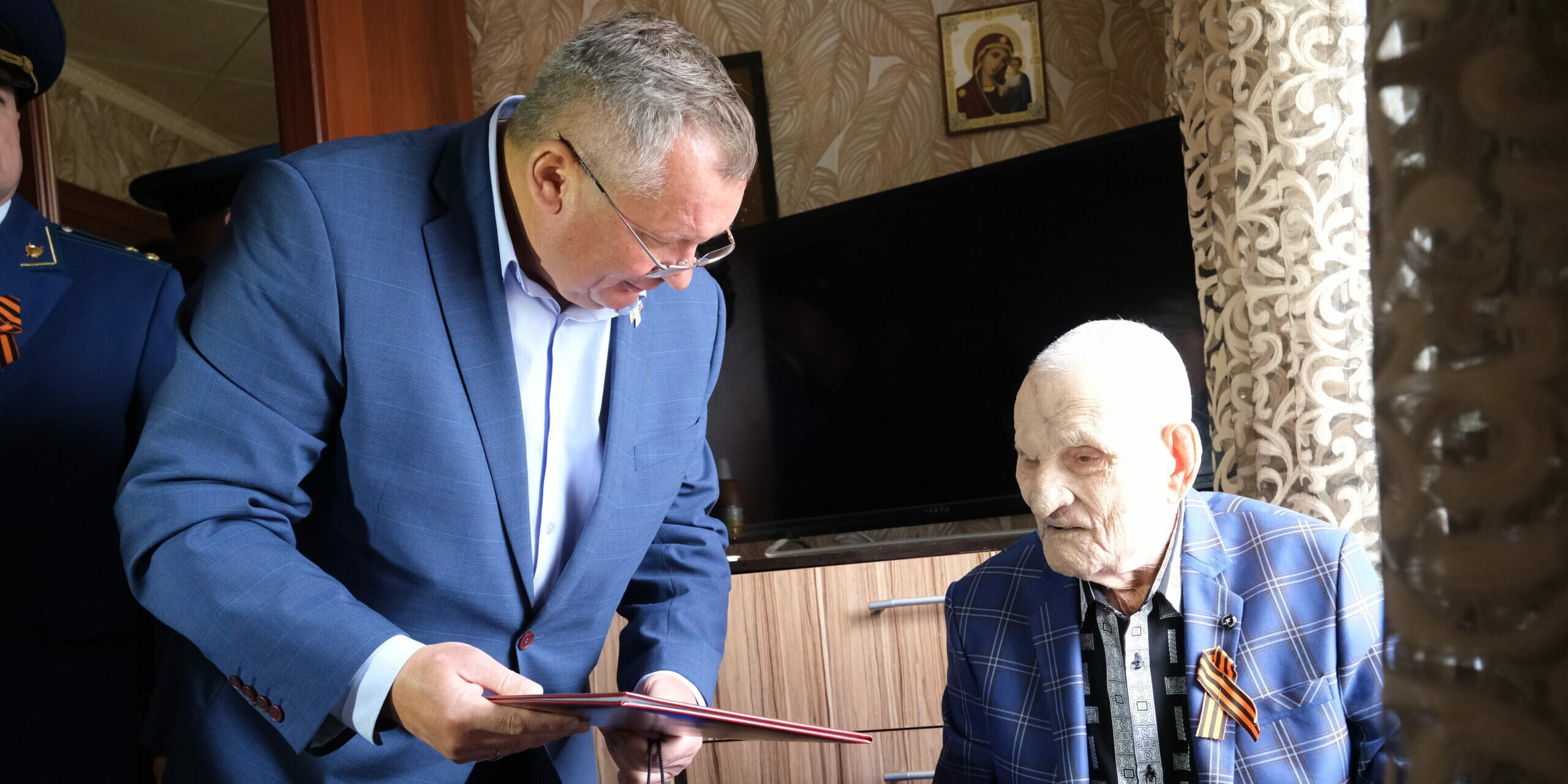 Игорь Мартынов поблагодарил ветерана ВОВ Александра Калмыкова за бесценный вклад в Великую Победу