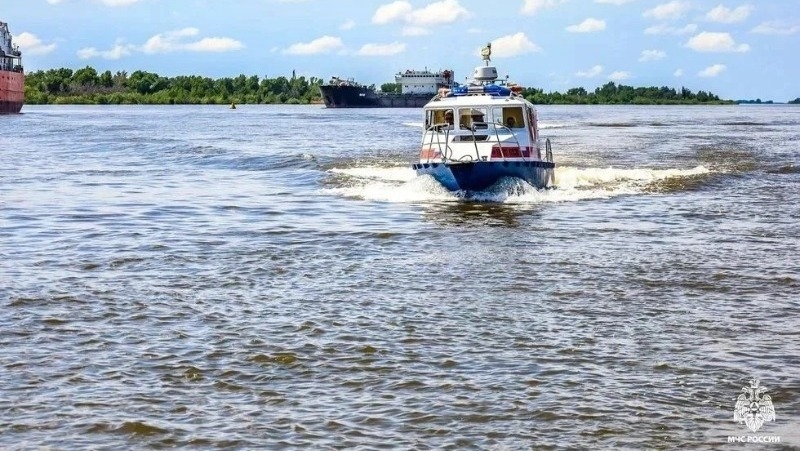 В Астраханской области перевернулась лодка с людьми