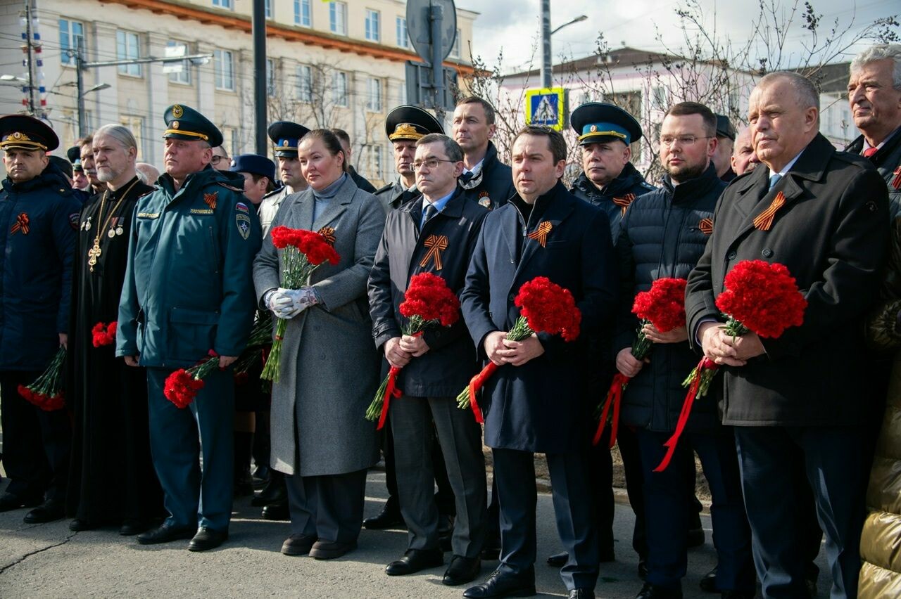 Игорь Морарь возложил цветы к памятнику Герою Советского Союза Анатолию Бредову в Мурманске