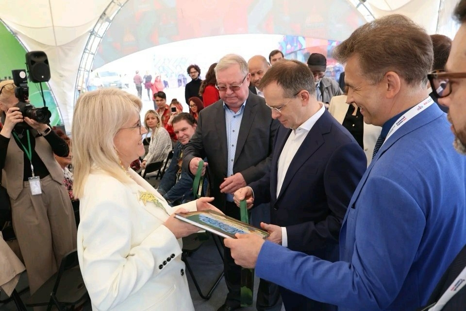 В день своего юбилея Сбер передал Петербургу книгу об истории города