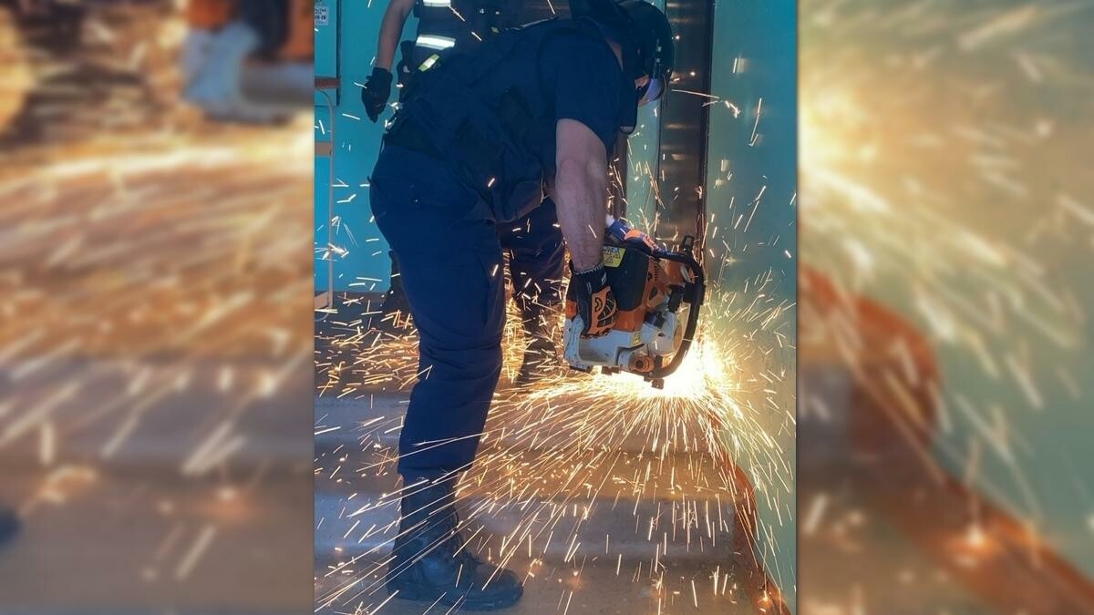 В Астрахани спасатели вскрыли квартиру ради детей