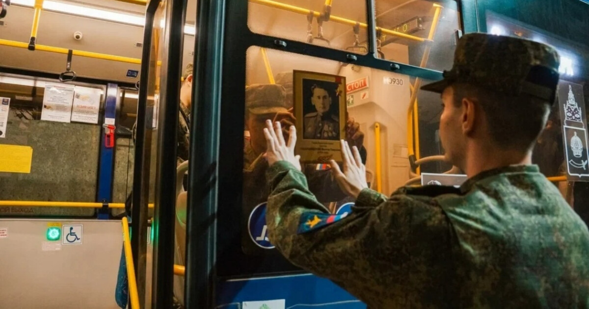 Более 200 портретов ветеранов появились на автобусах Астрахани