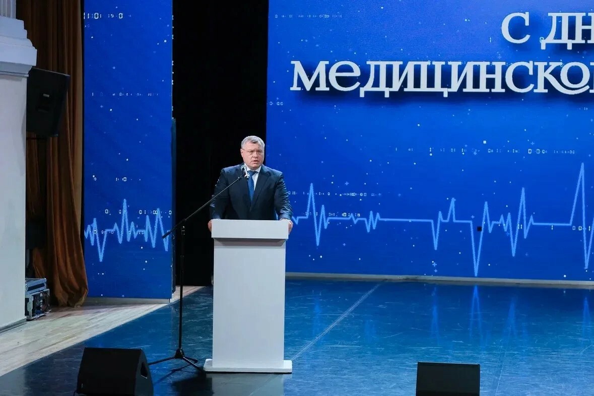 Игорь Бабушкин вручил награды лучшим медикам Астраханской области