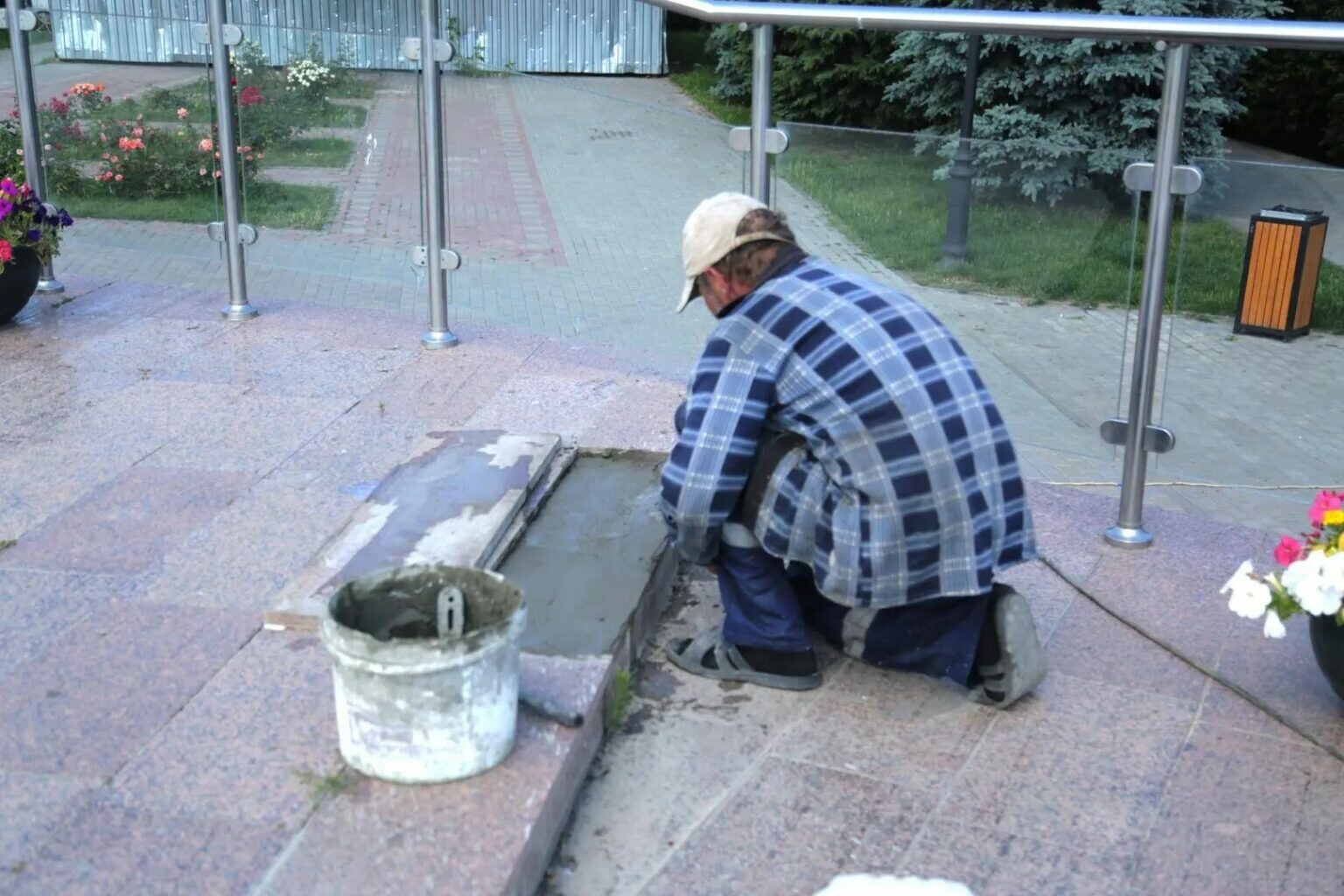 В Астрахани начали обновлять городские фонтаны к лету
