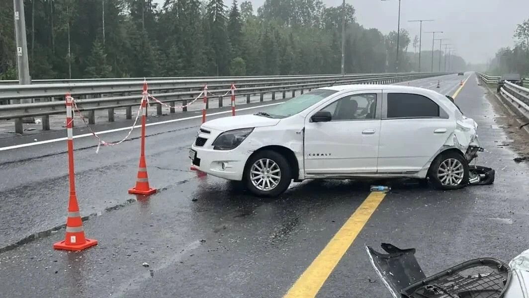 На трассе М11 в Новгородской области Chevrolet врезался в отбойник