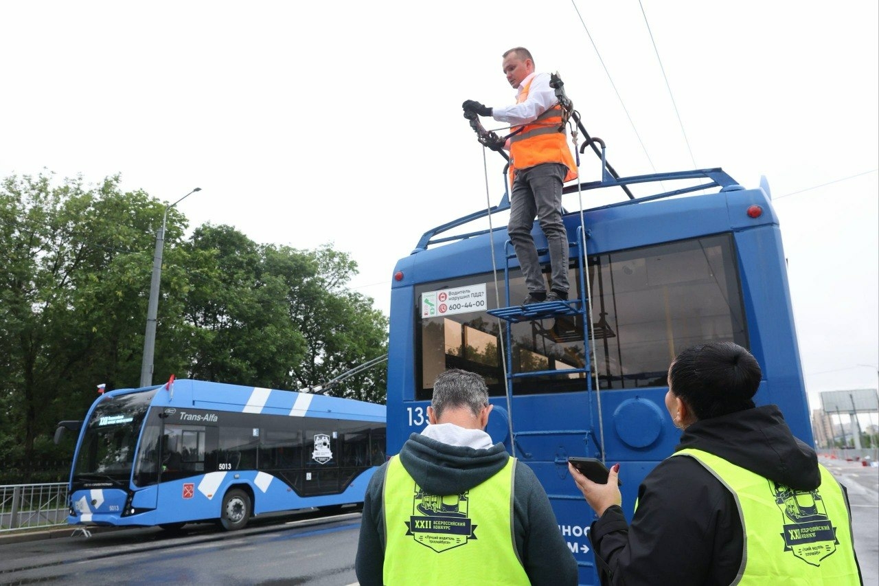 В Петербурге водители троллейбусов соревнуются в приемке машин перед выездом