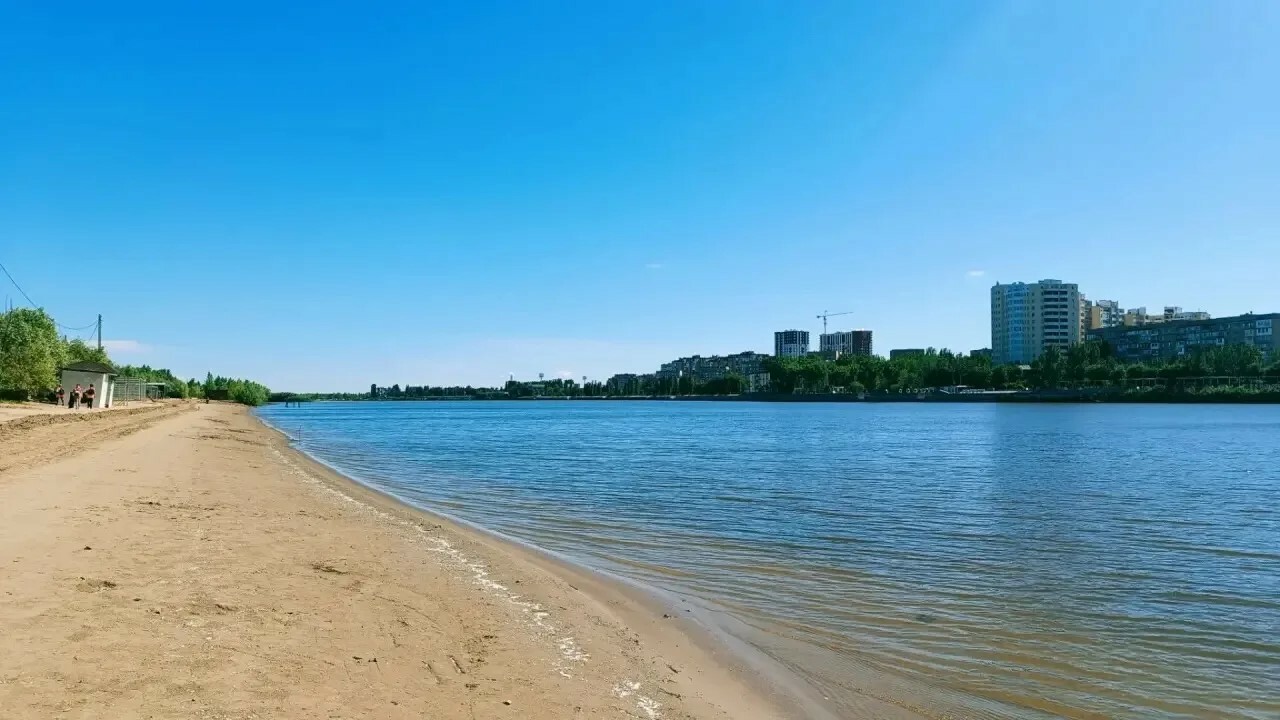 В Астрахани продолжают благоустраивать пляжи на Городском острове