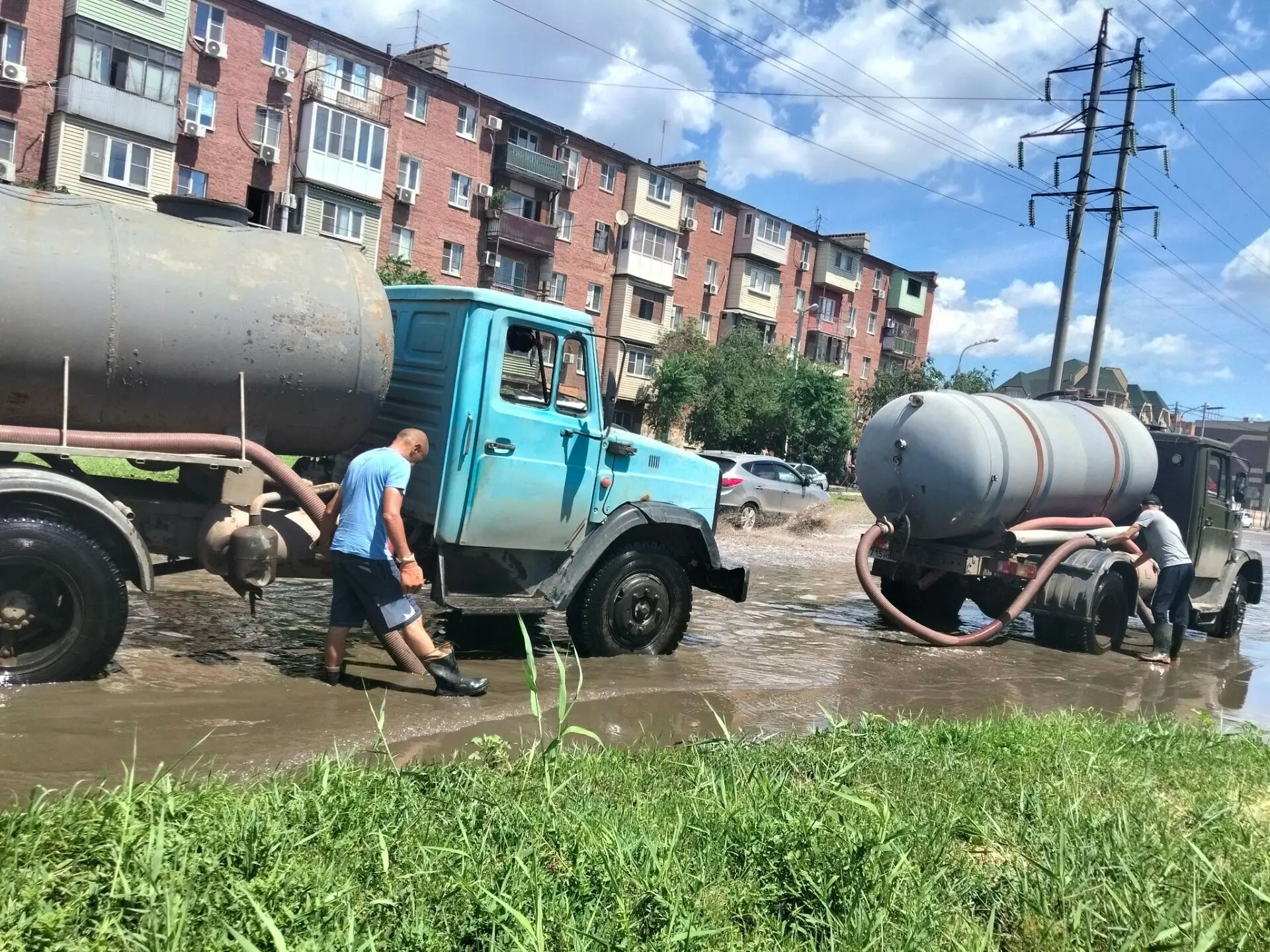 В Астрахани коммунальщики откачали сотни кубометров воды после дождя