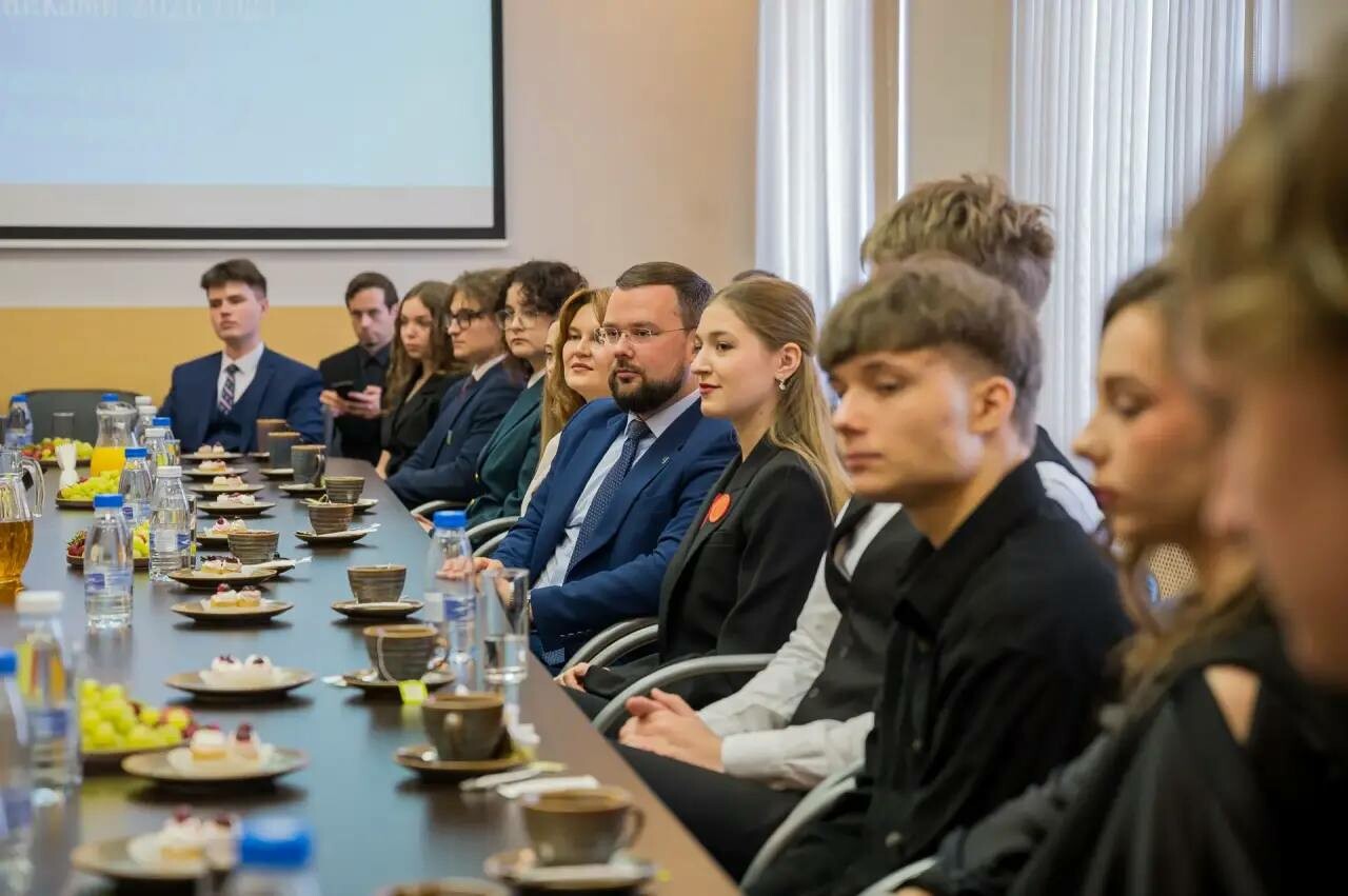 Лебедев встретился с выпускниками-стобалльниками и олимпиадниками
