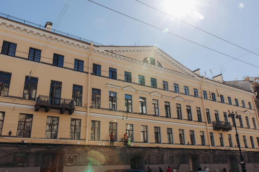 В Петербурге на фасаде Дома Чаплина завершают восстановление 41 маскарона львов