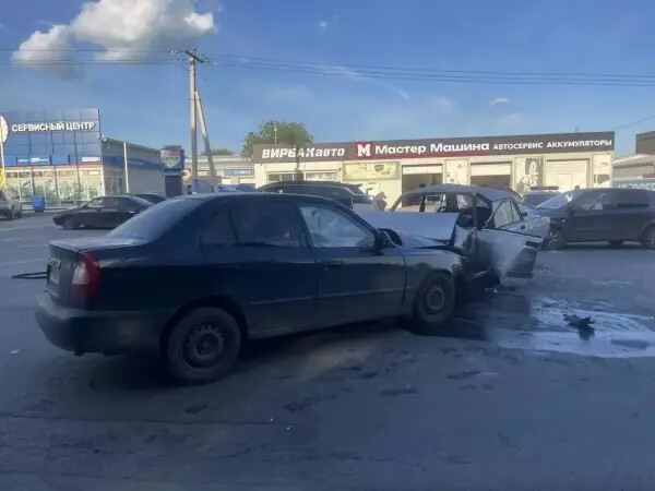 В Новочеркасске столкнулись ВАЗ и Hyundai Accent