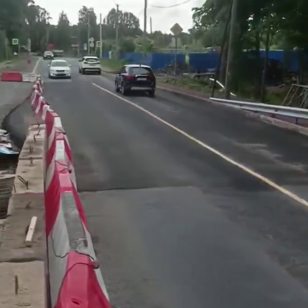 В Ленобласти проезд через реку Лебяжья запустили по временному мосту