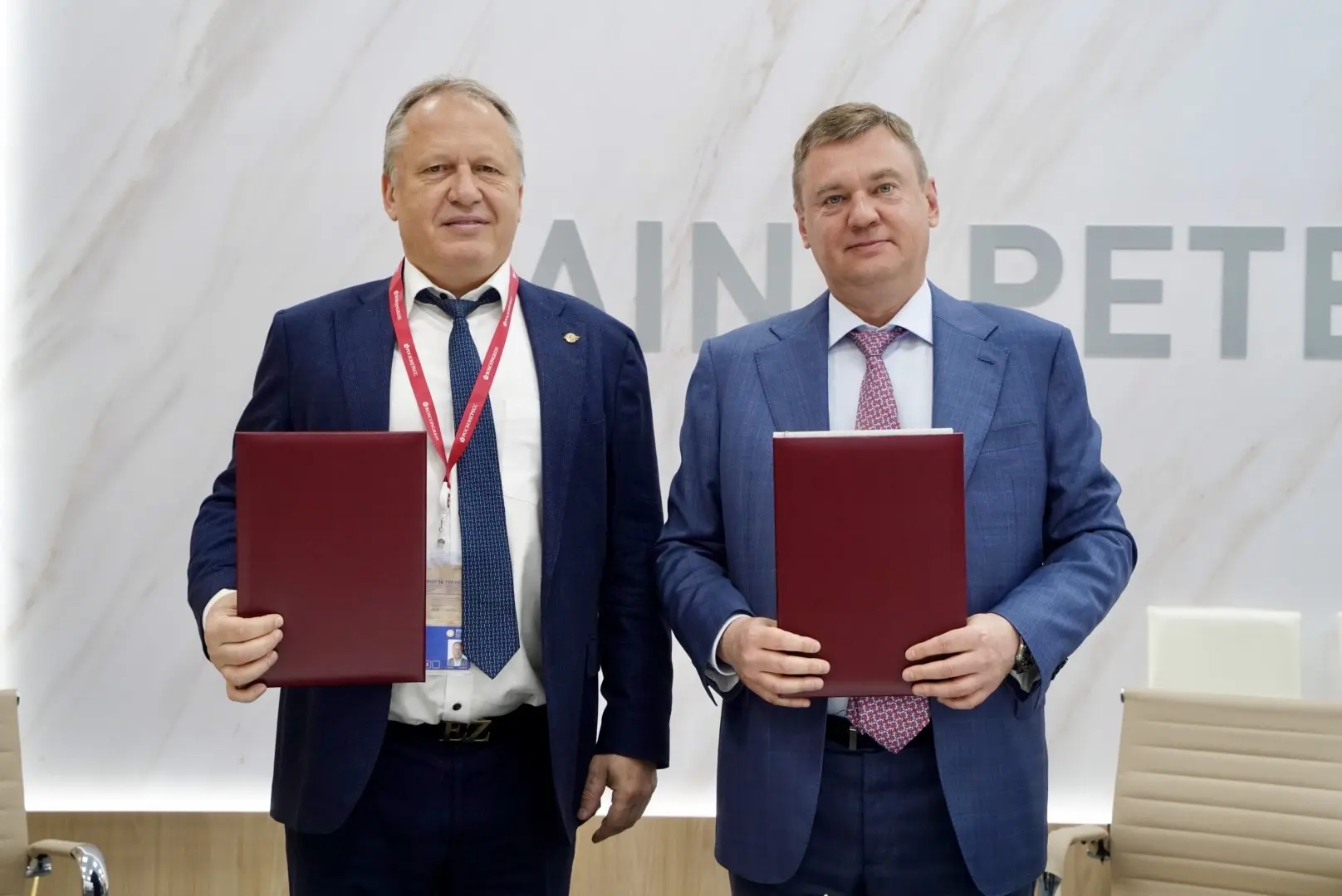 Кирилл Поляков на ПМЭФ-2026 подписал соглашения в сфере промышленности и ритейла Петербурга