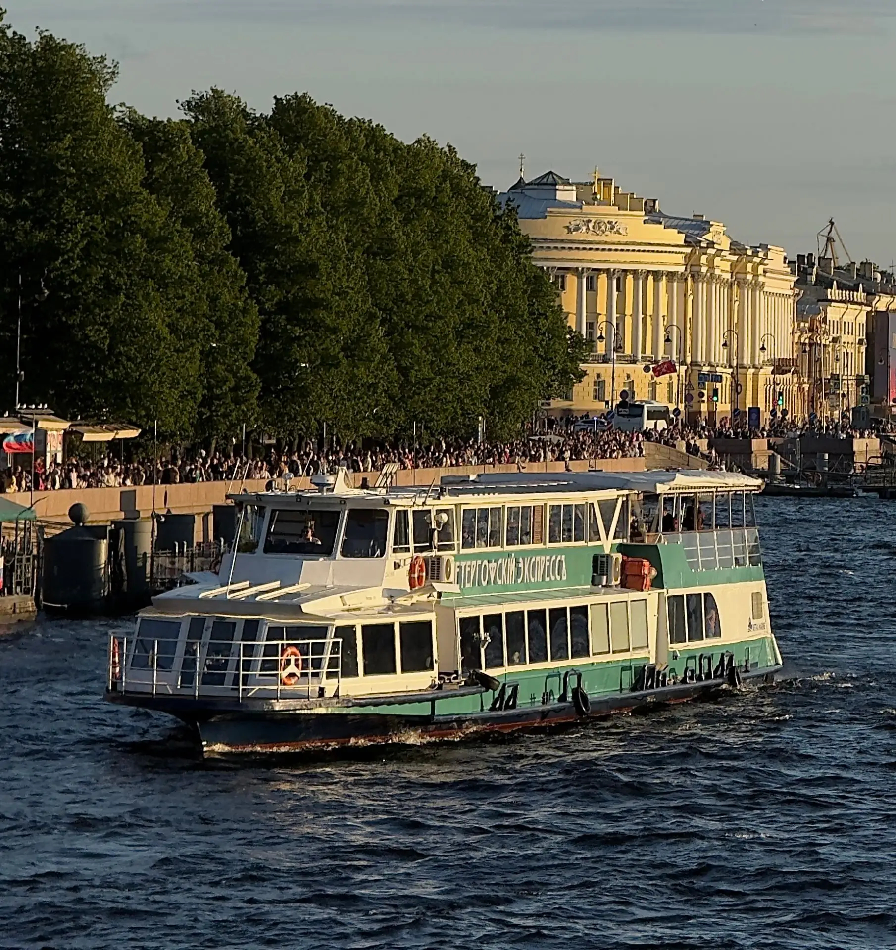 В Санкт-Петербурге запустили теплоход «Петергофский экспресс»
