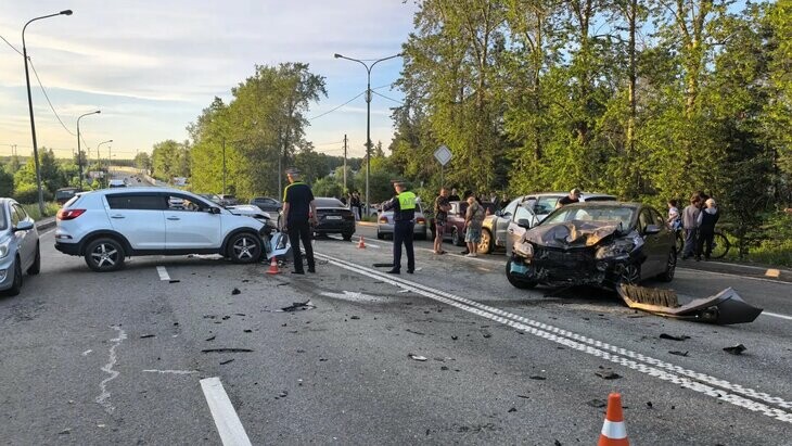 Под Нижним Тагилом произошло массовое ДТП с шестью авто