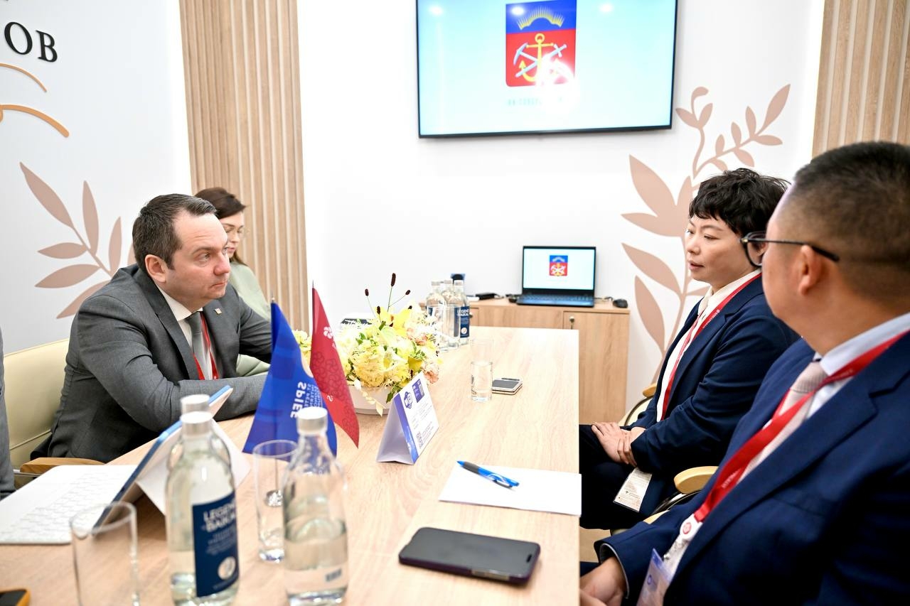 Чибис на ПМЭФ-2026 обсудил с руководителем компании New New Shipping Line сроки и объемы контейнерных перевозок