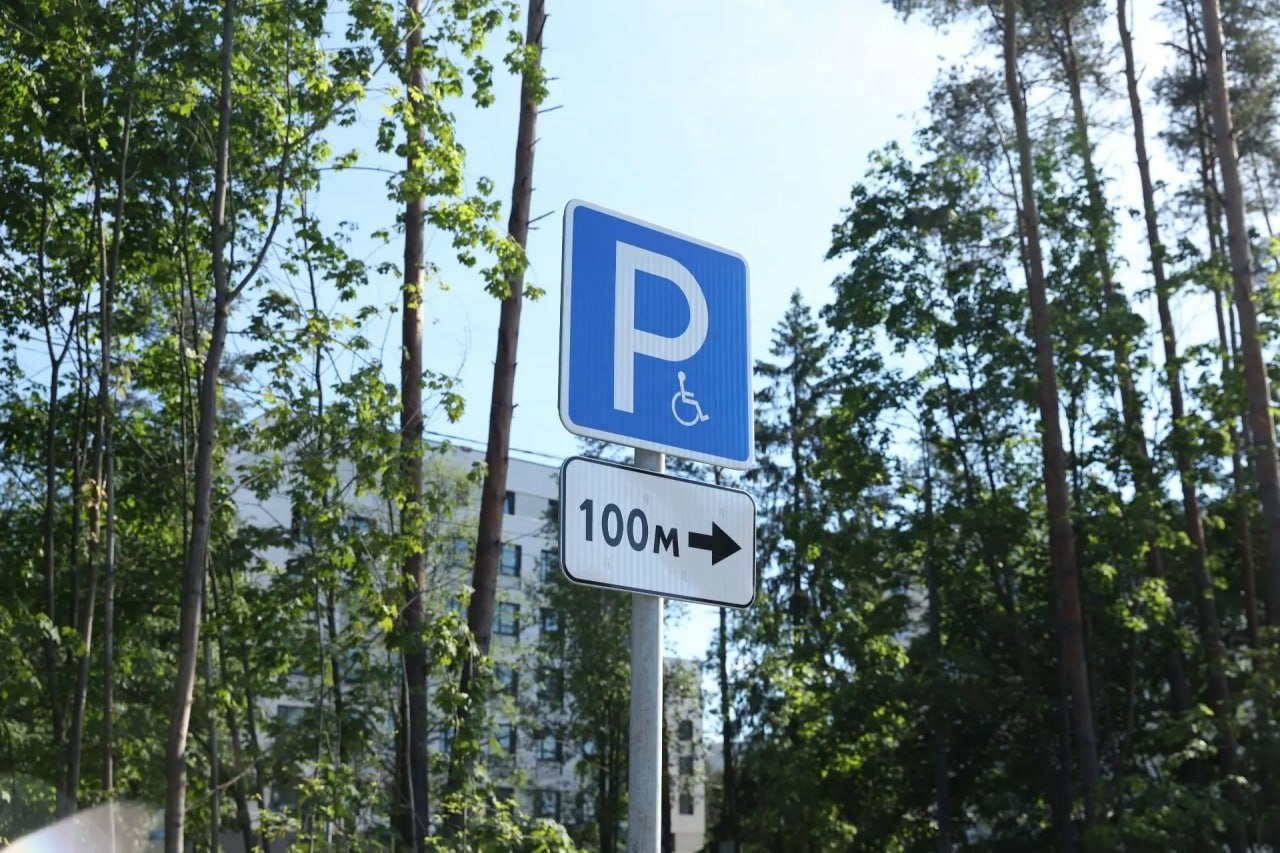 В Парголово появилась автостоянка с местами для маломобильных граждан