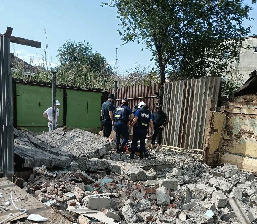 В Астрахани спасатели за 30 минут извлекли мужчину из под завалов