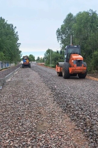 Реконструкцию подъездной дороги к аэродрому в Новгородском округе завершили наполовину