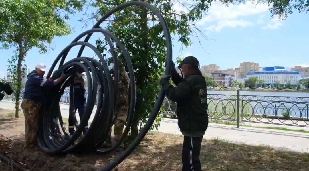 Власти готовят зеленые зоны Астрахани к жаркой погоде