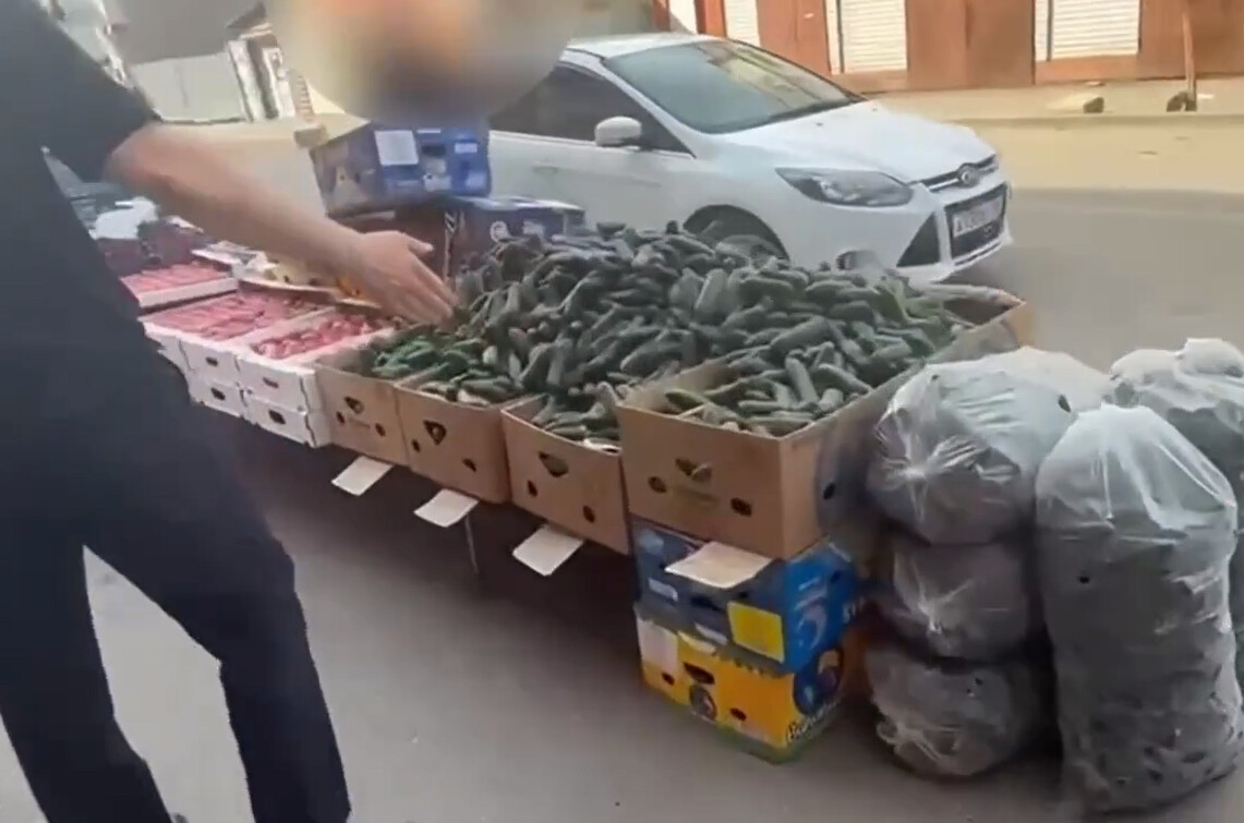 В Астрахани убрали незаконные прилавки с дороги