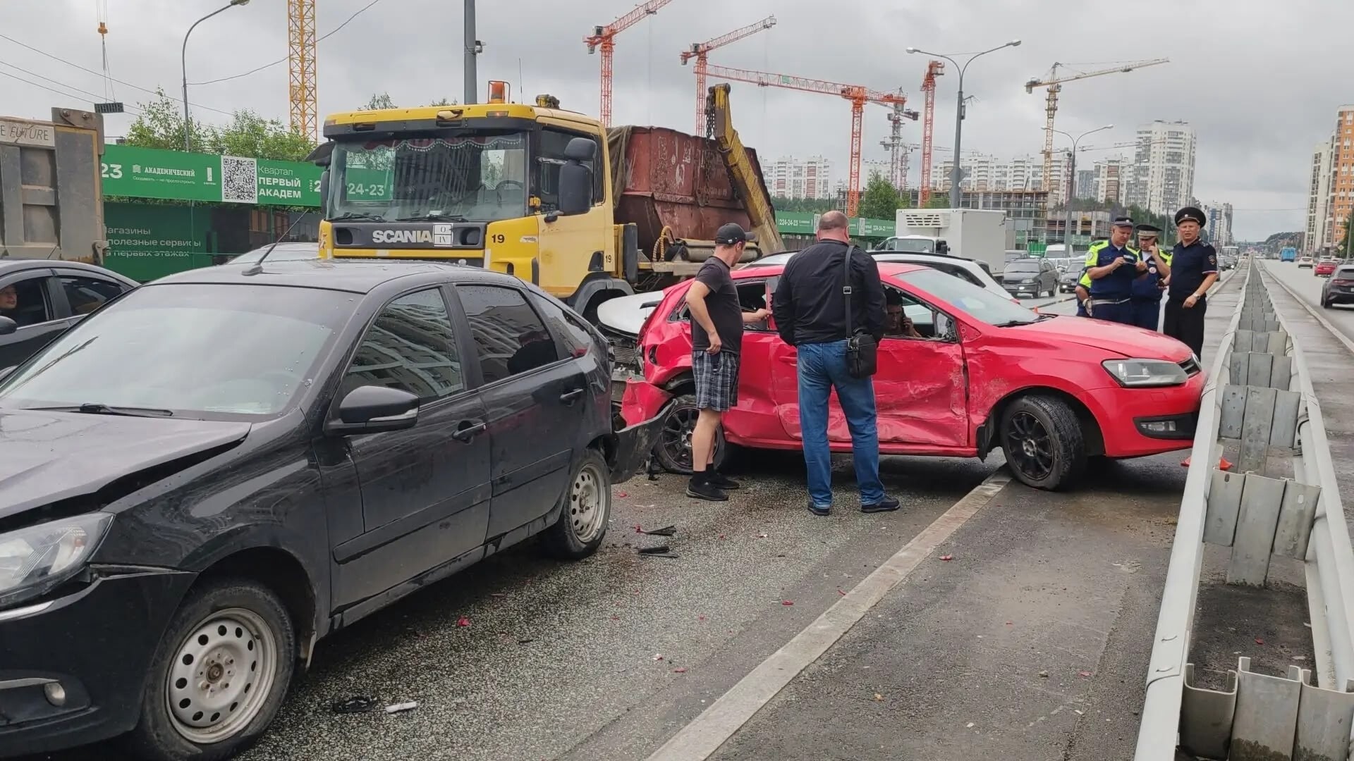 В Академическом районе Екатеринбурга случилось массовое ДТП