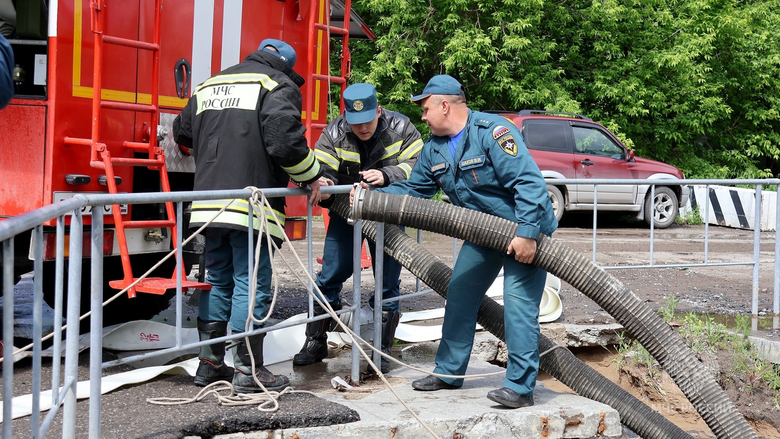 В Тюмени спасатели с затопленных улиц от непогоды откачивали воду