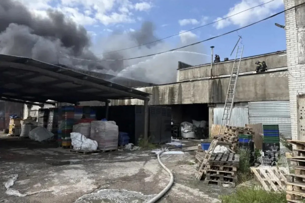 В Ломоносовском районе потушили крупный пожар в производственном ангаре