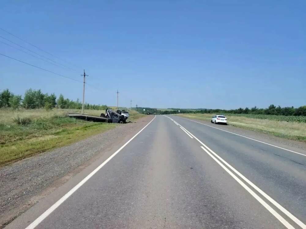 Серьезное ДТП под Оренбургом оставило водителя эвакуатора в больнице после удара