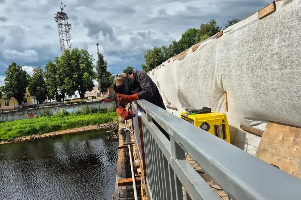 В Старой Руссе монтируют перильное ограждение на мосту