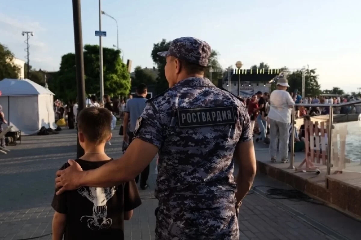 Росгвардеец помог потерявшемуся ребенку найти бабушку в Астрахани