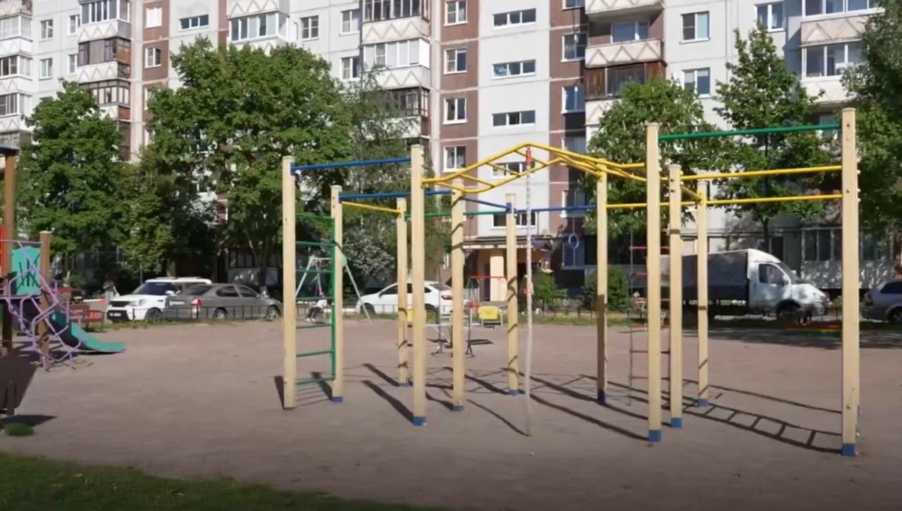 Двор на Яковлева в Великом Новгороде благоустроили по нацпроекту