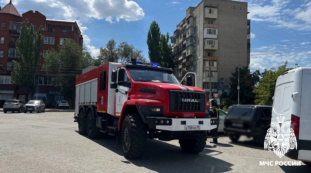 Спасатели вытащили ребенка из раскаленной машины в Астрахани