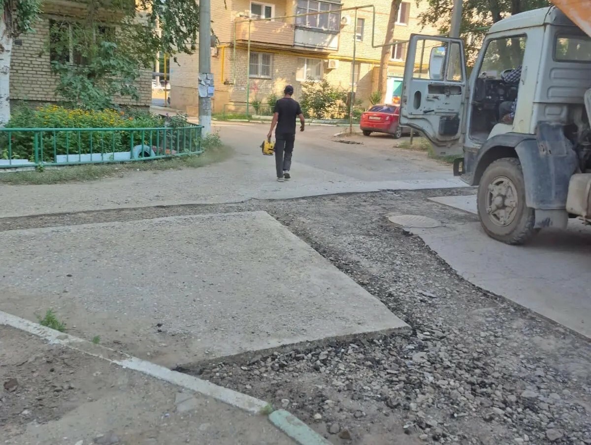 Депутат Облдумы Владимир Сухарев помог астраханцам с благоустройством дворов