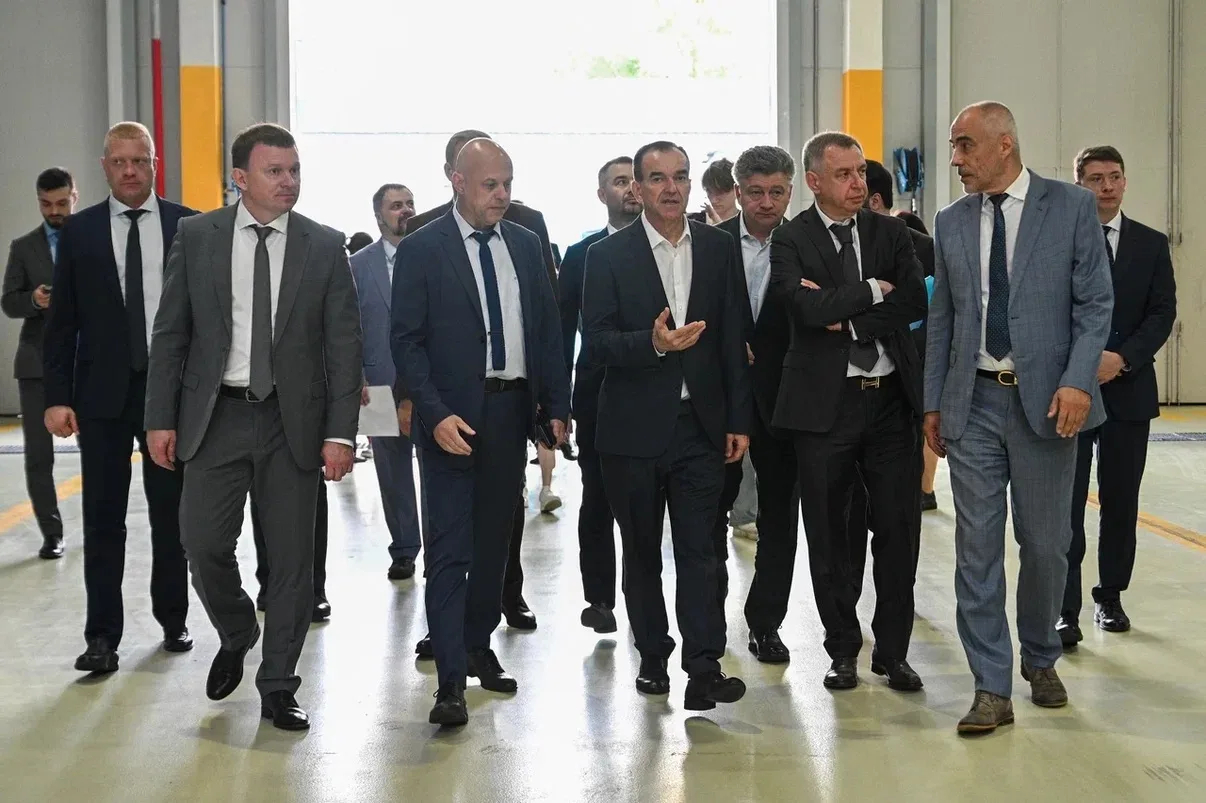 В Петербурге губернатору Краснодарского края представили обновленный автобусный парк №7