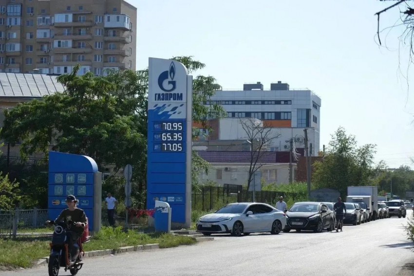 В Астрахани продолжается продажа бензина по номерам машин