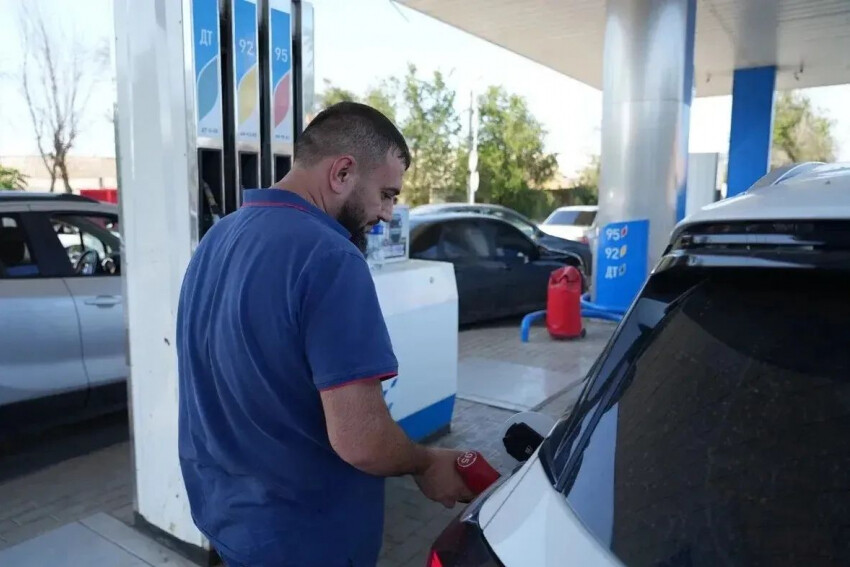 В Астрахани ввели временный график продажи бензина