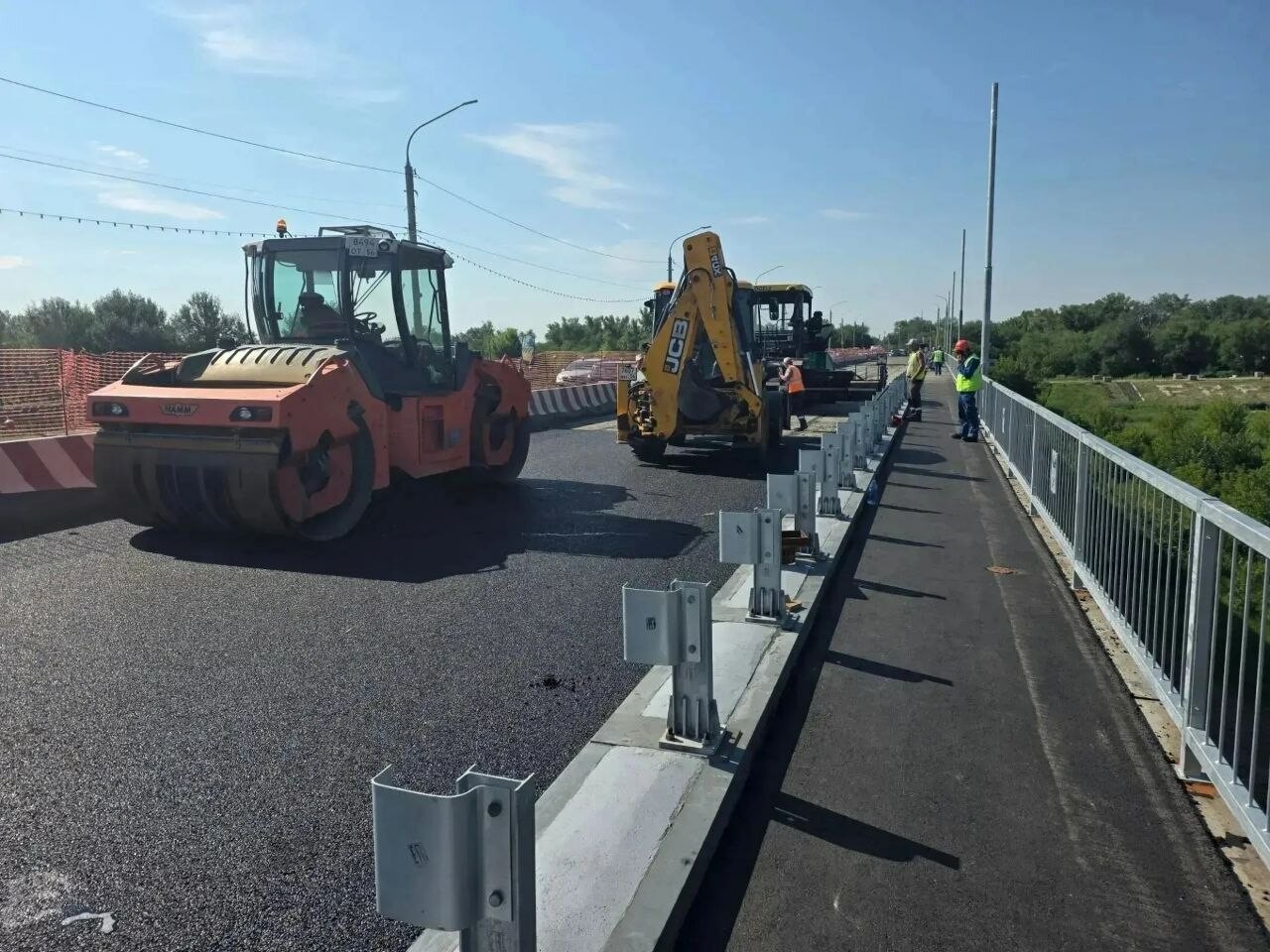 В Оренбурге начали укладывать асфальт на мосту через Урал