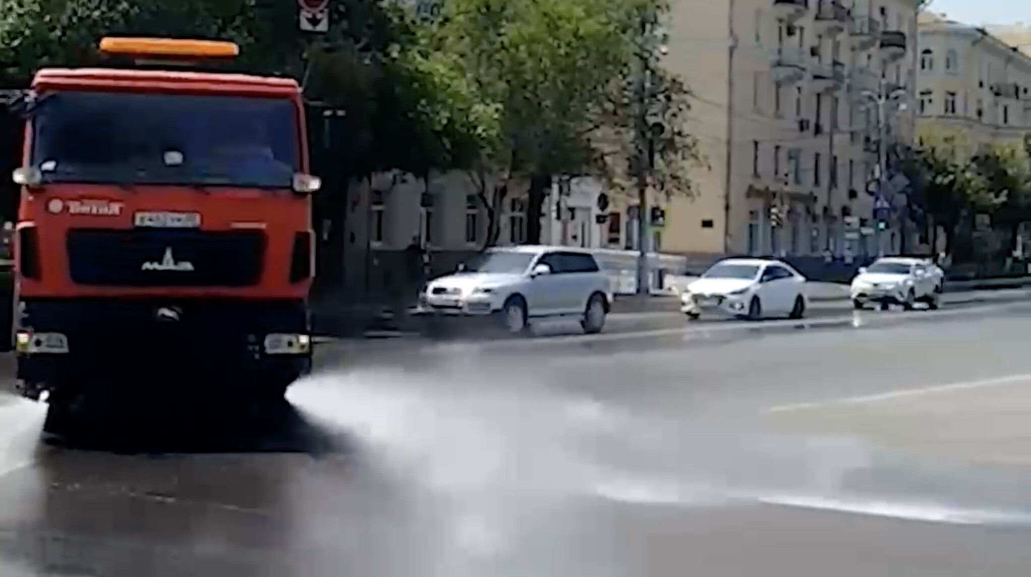 В Астрахани ежедневно охлаждают дороги для защиты асфальта от жары