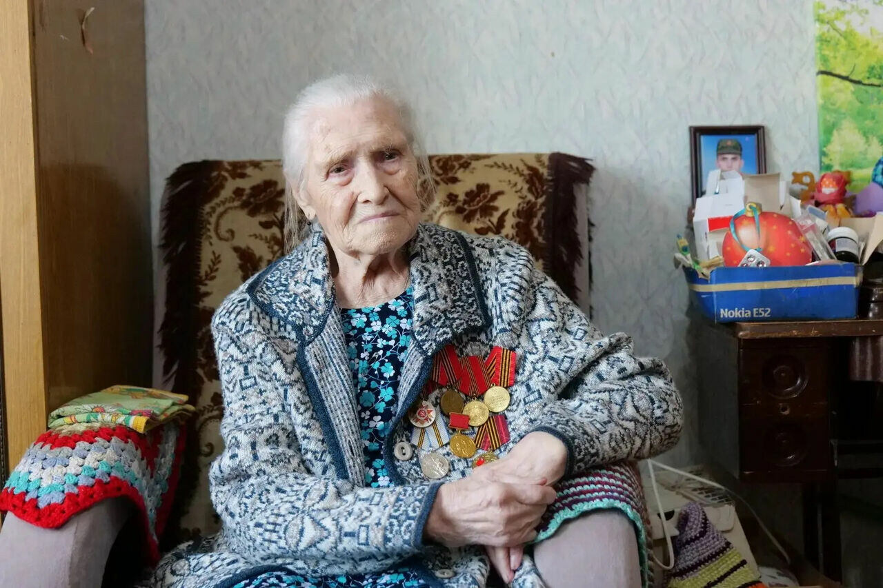 Труженица тыла из Кемерова встретила 100-летие в кругу большой семьи
