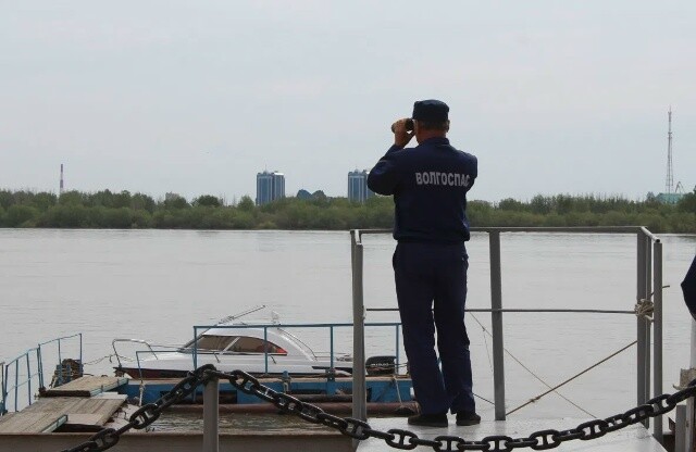 Под Астраханью лодка с детьми и взрослыми перевернулась на Волге