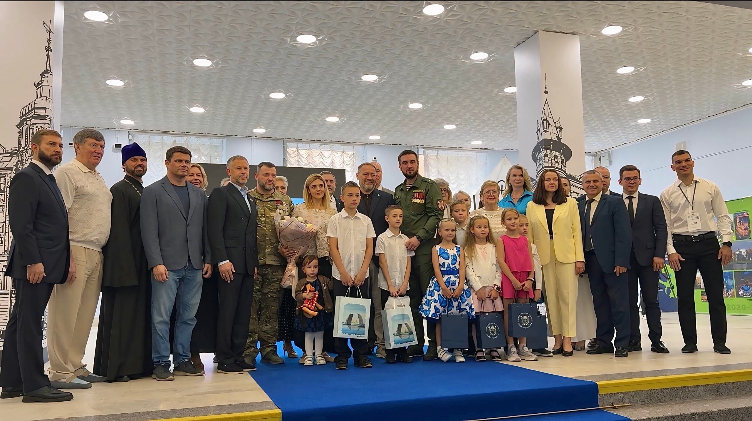 Ваньчков показал руководителям Петербурга главные проекты района