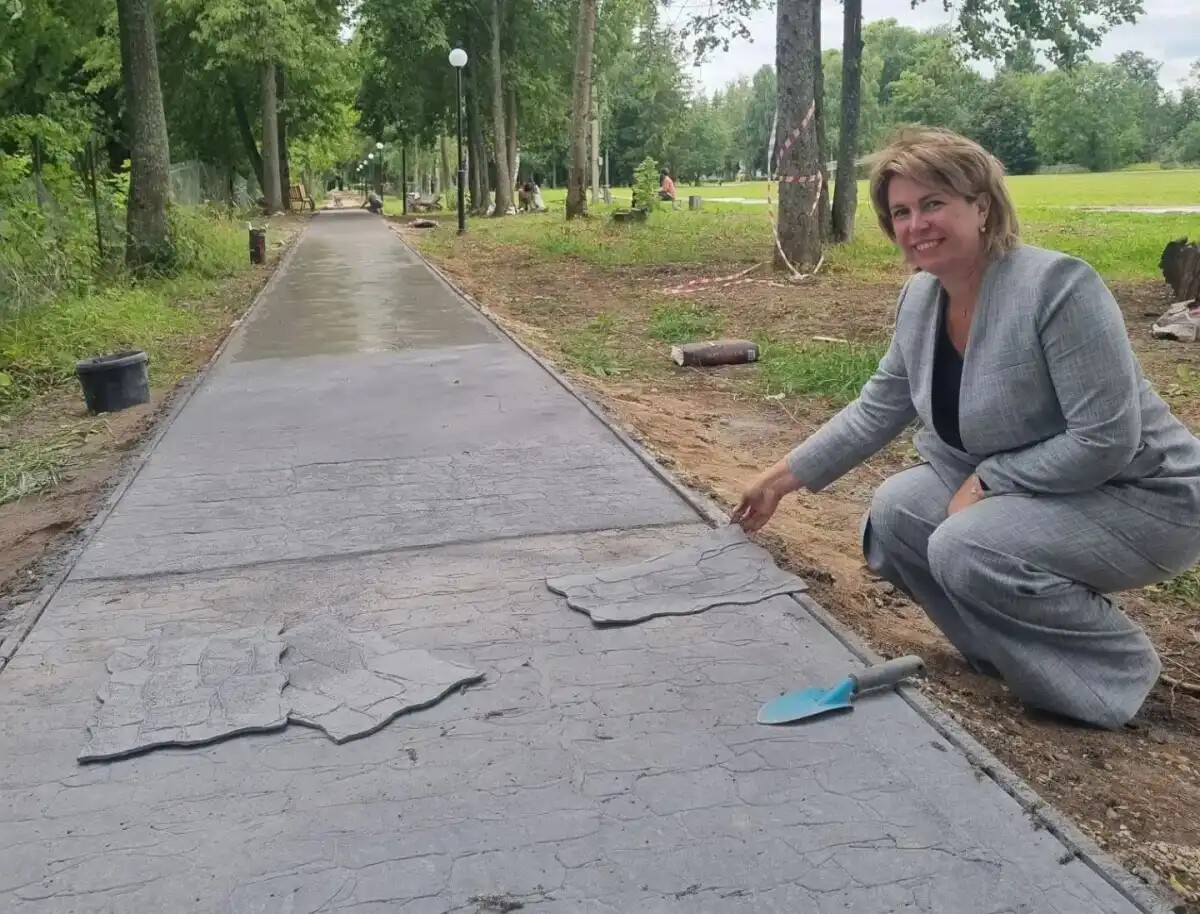 В Шимске благоустраивают аллею в парке на берегу Шелони